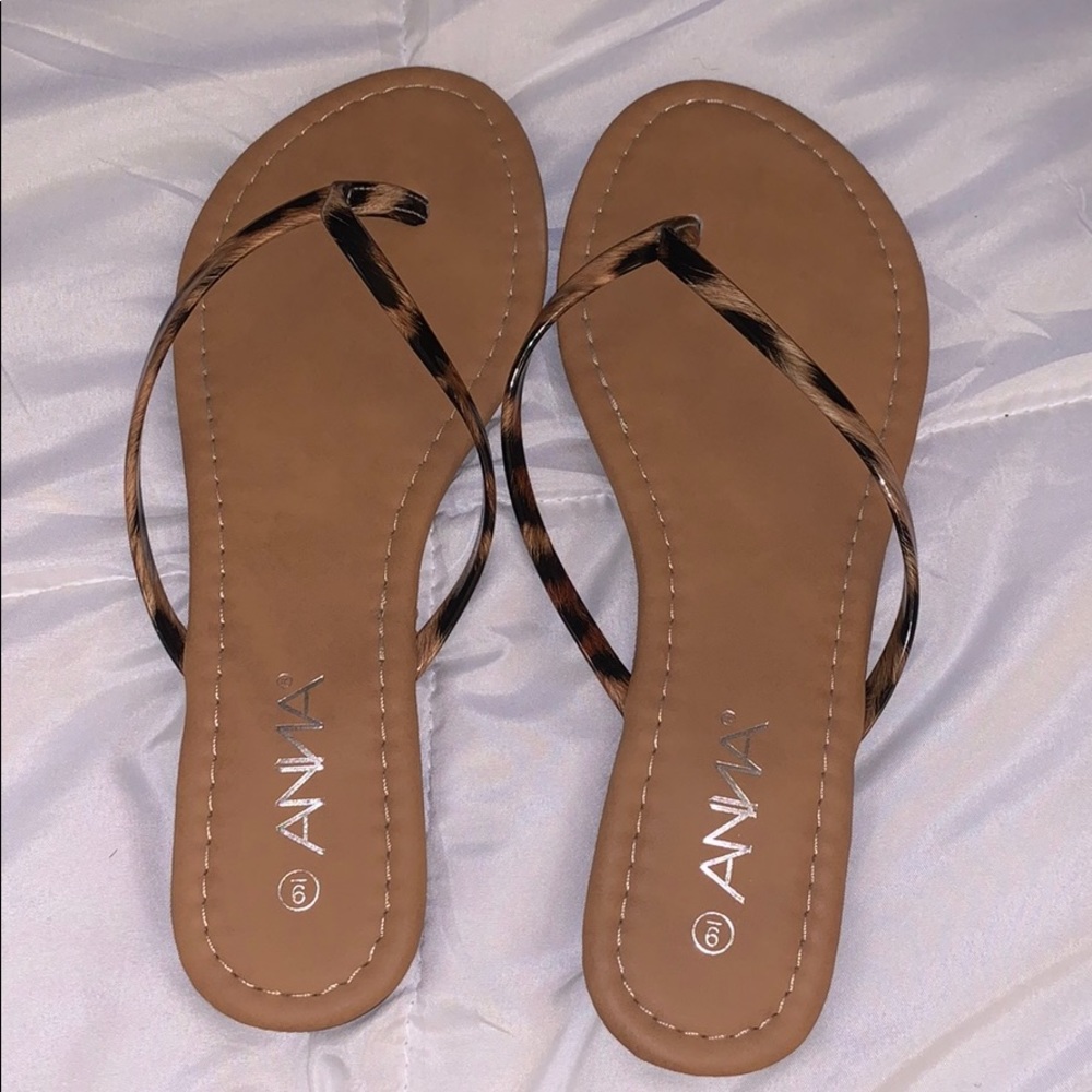 Sandals with cheetah print detail